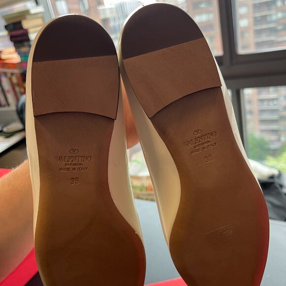NWT Valentino Garavani Tiptoe Ballerina Flats Ivory Patent Leather Pointed Toe - Picture 8 of 10